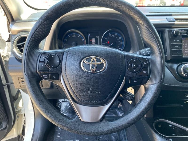 Toyota RAV4 LE FWD (Natl) 2017