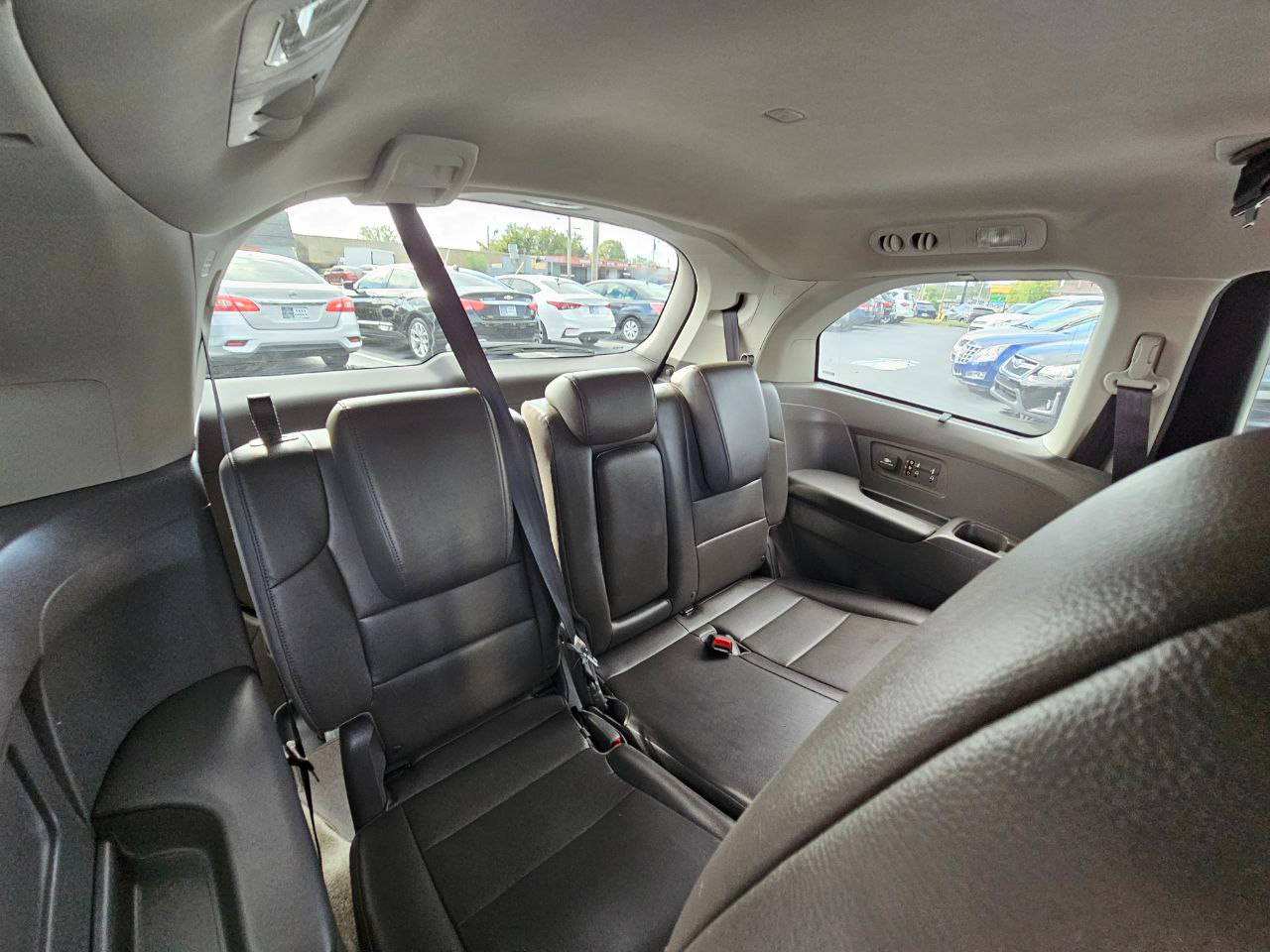 2015 Honda Odyssey Touring photo 17