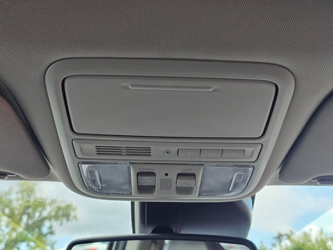 2015 Honda Odyssey Touring photo 23
