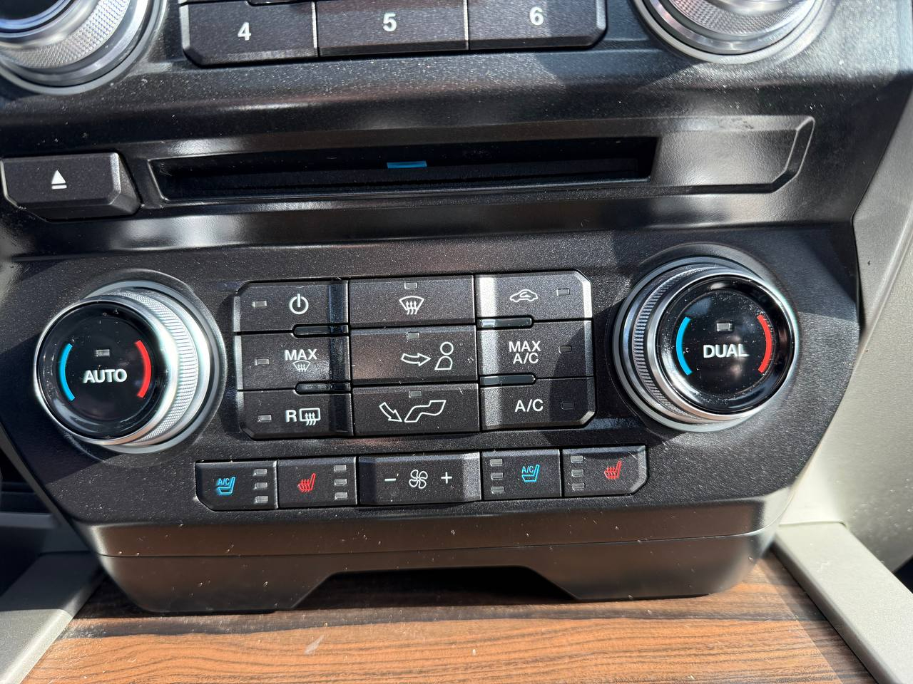 Ford F-150 Lariat SuperCrew 5.5-ft. Bed 4WD 2015