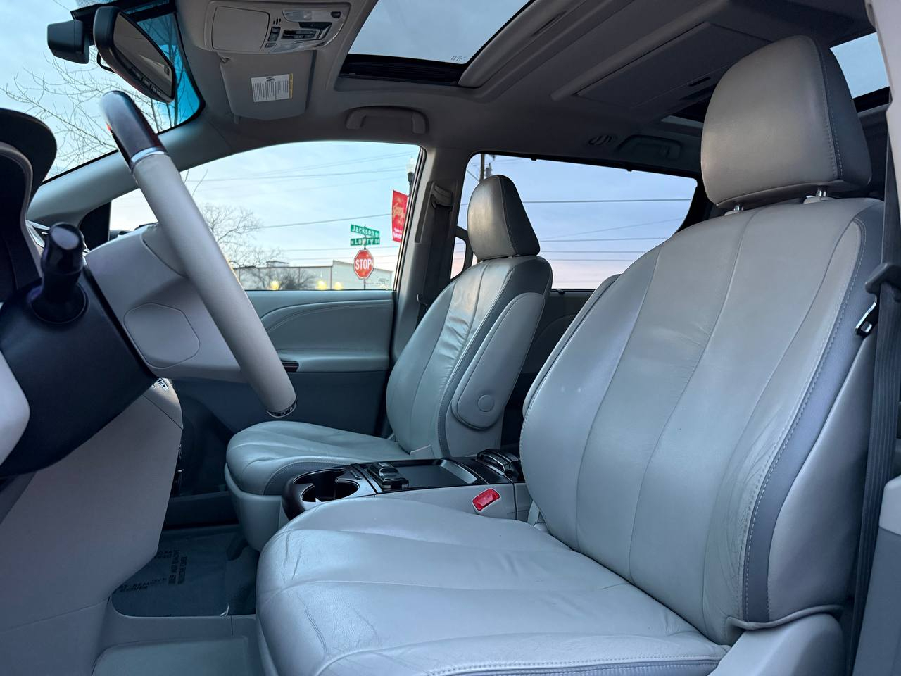 Toyota Sienna Limited 7-Pass V6 2011