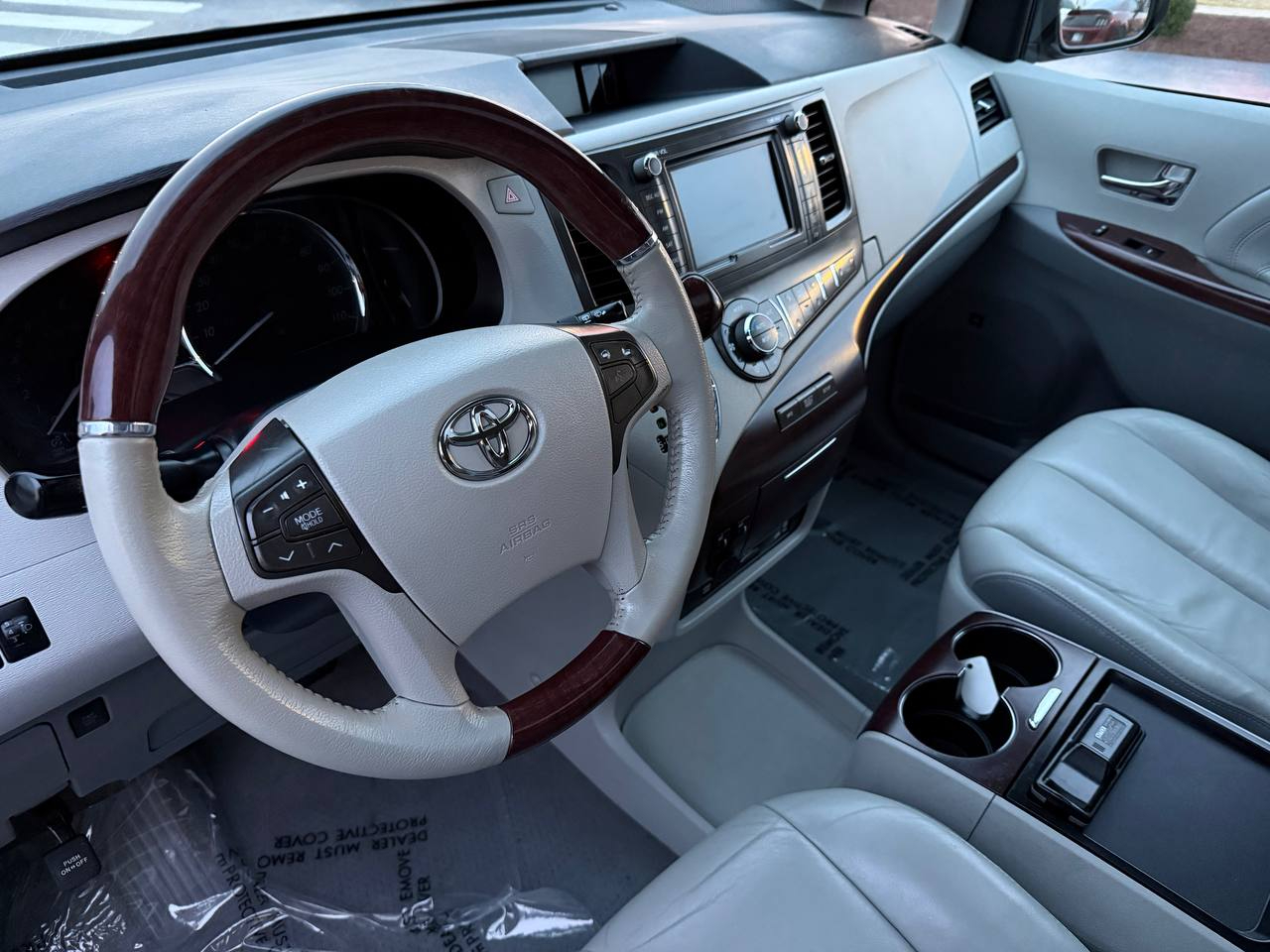 Toyota Sienna Limited 7-Pass V6 2011