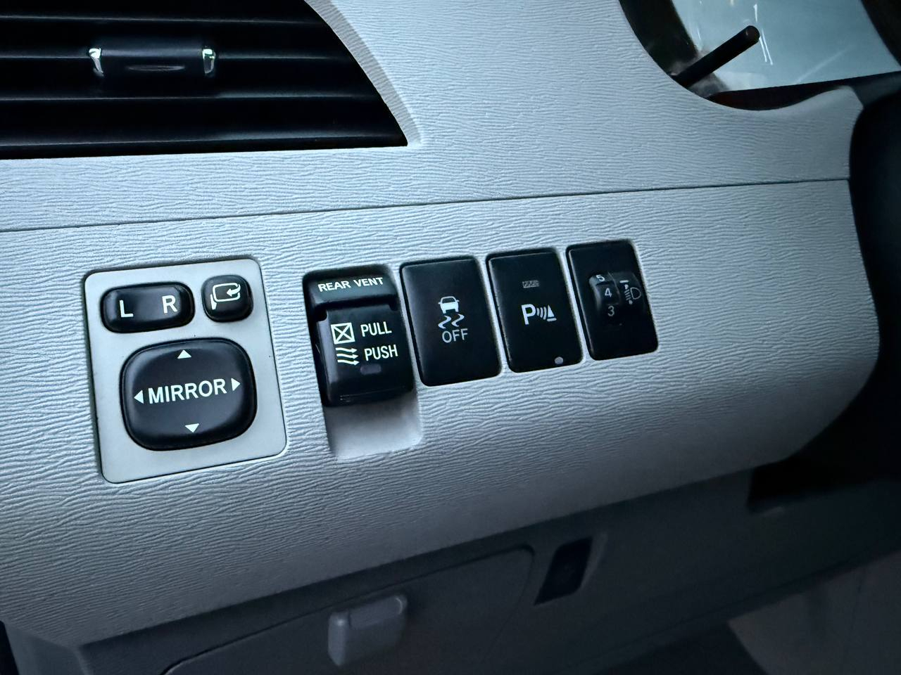 Toyota Sienna Limited 7-Pass V6 2011