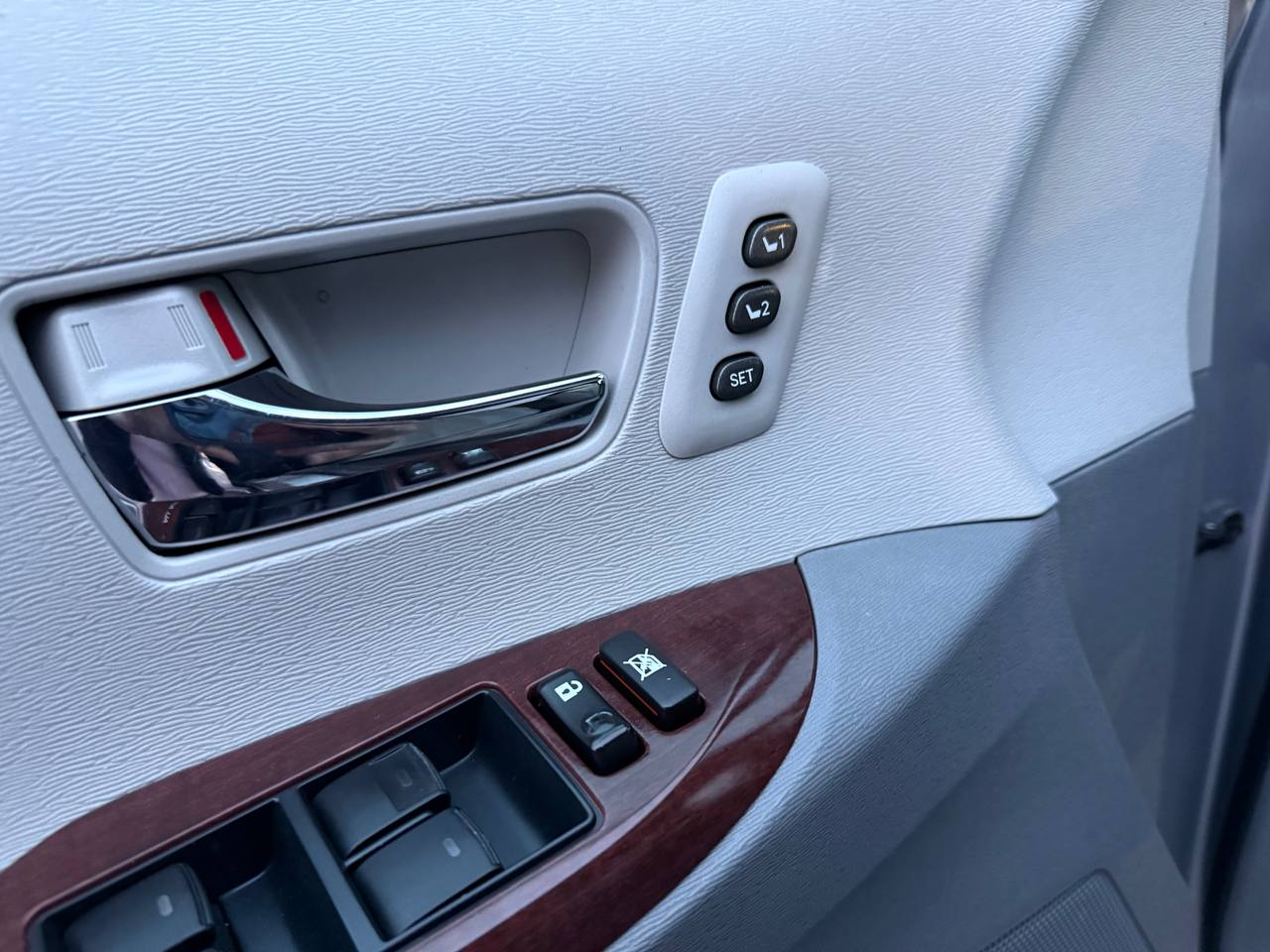 Toyota Sienna Limited 7-Pass V6 2011