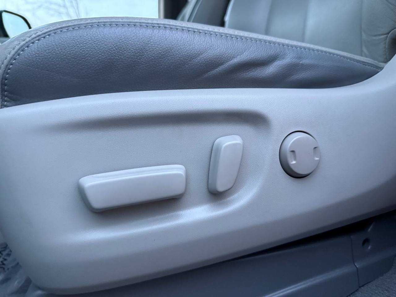 Toyota Sienna Limited 7-Pass V6 2011