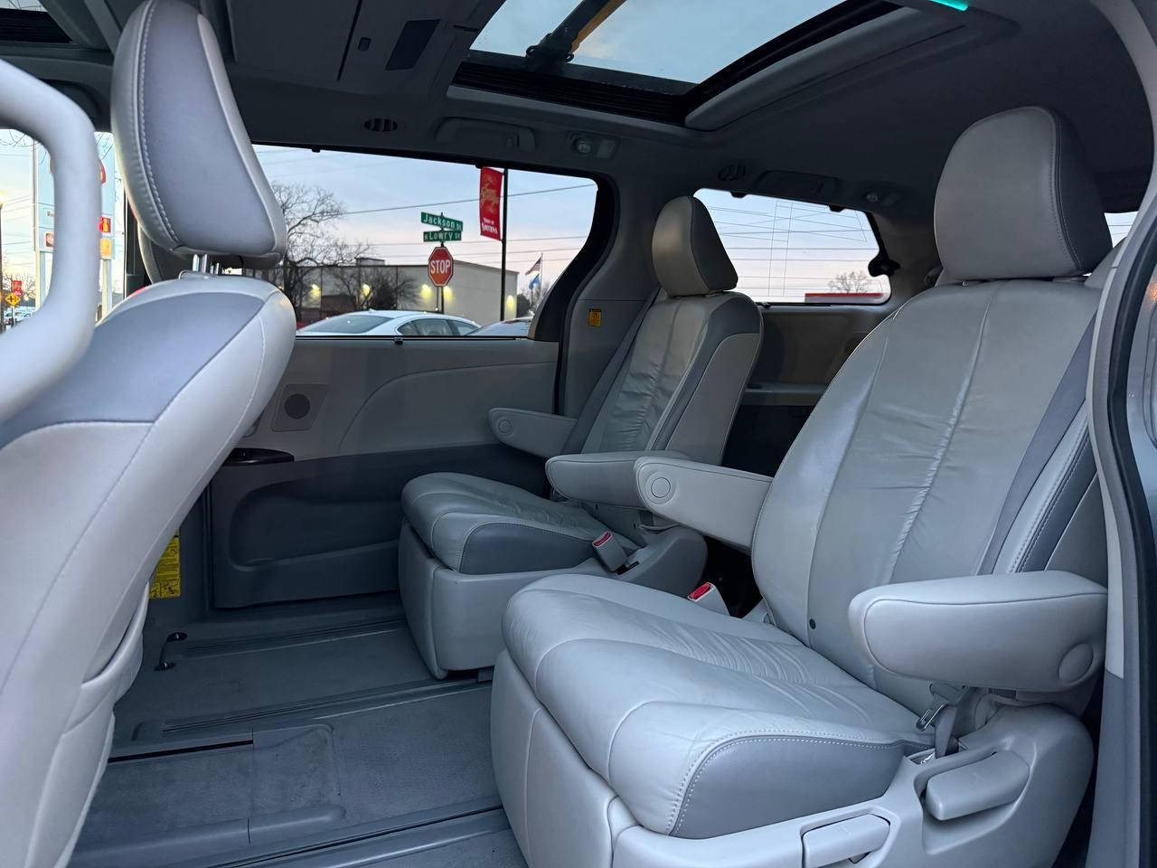 Toyota Sienna Limited 7-Pass V6 2011