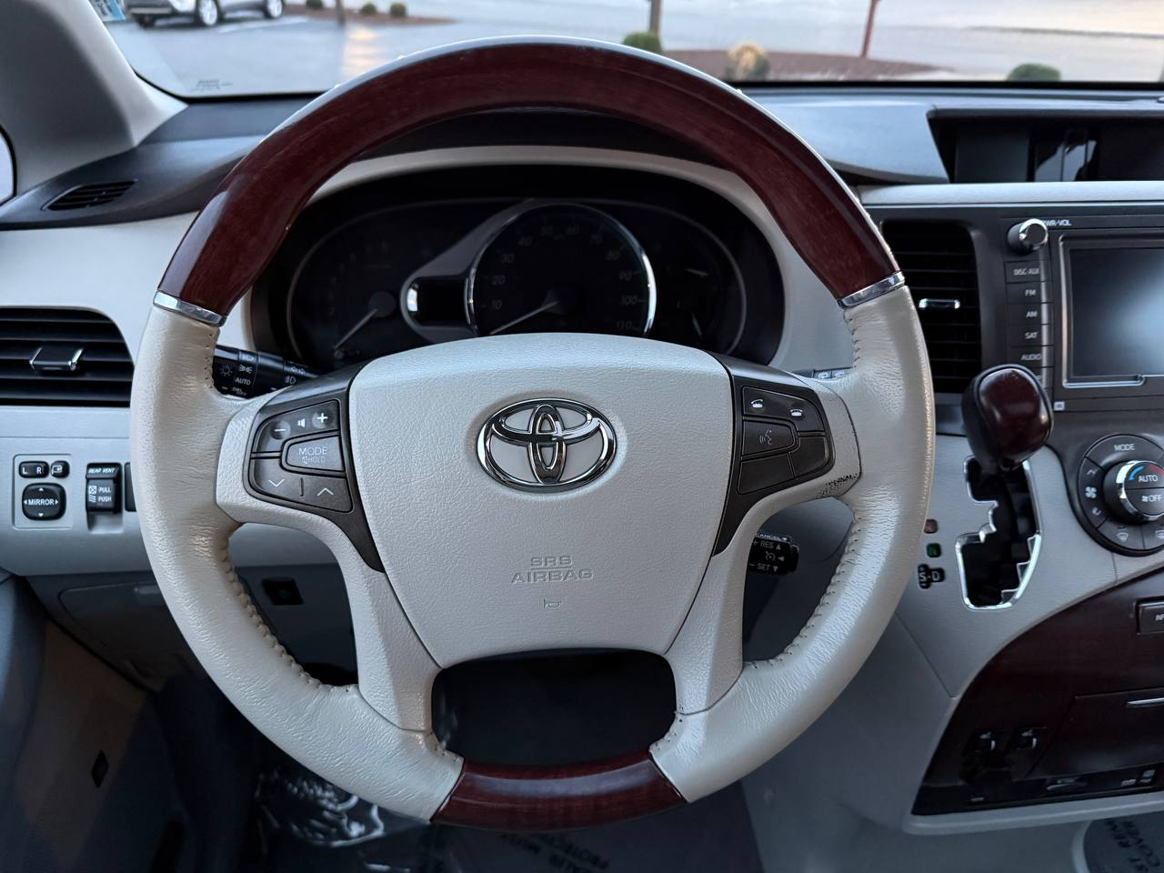 Toyota Sienna Limited 7-Pass V6 2011