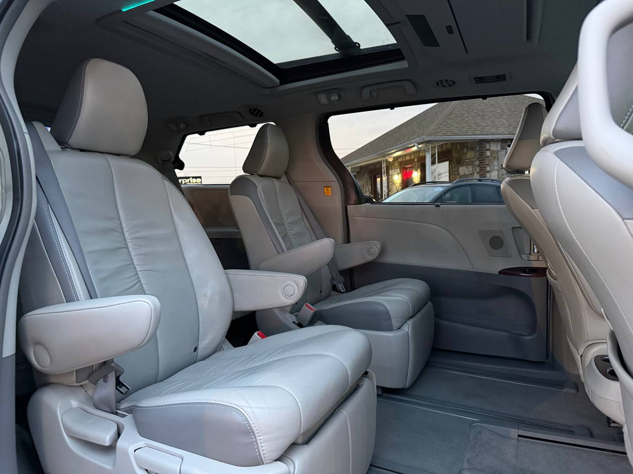 Toyota Sienna Limited 7-Pass V6 2011