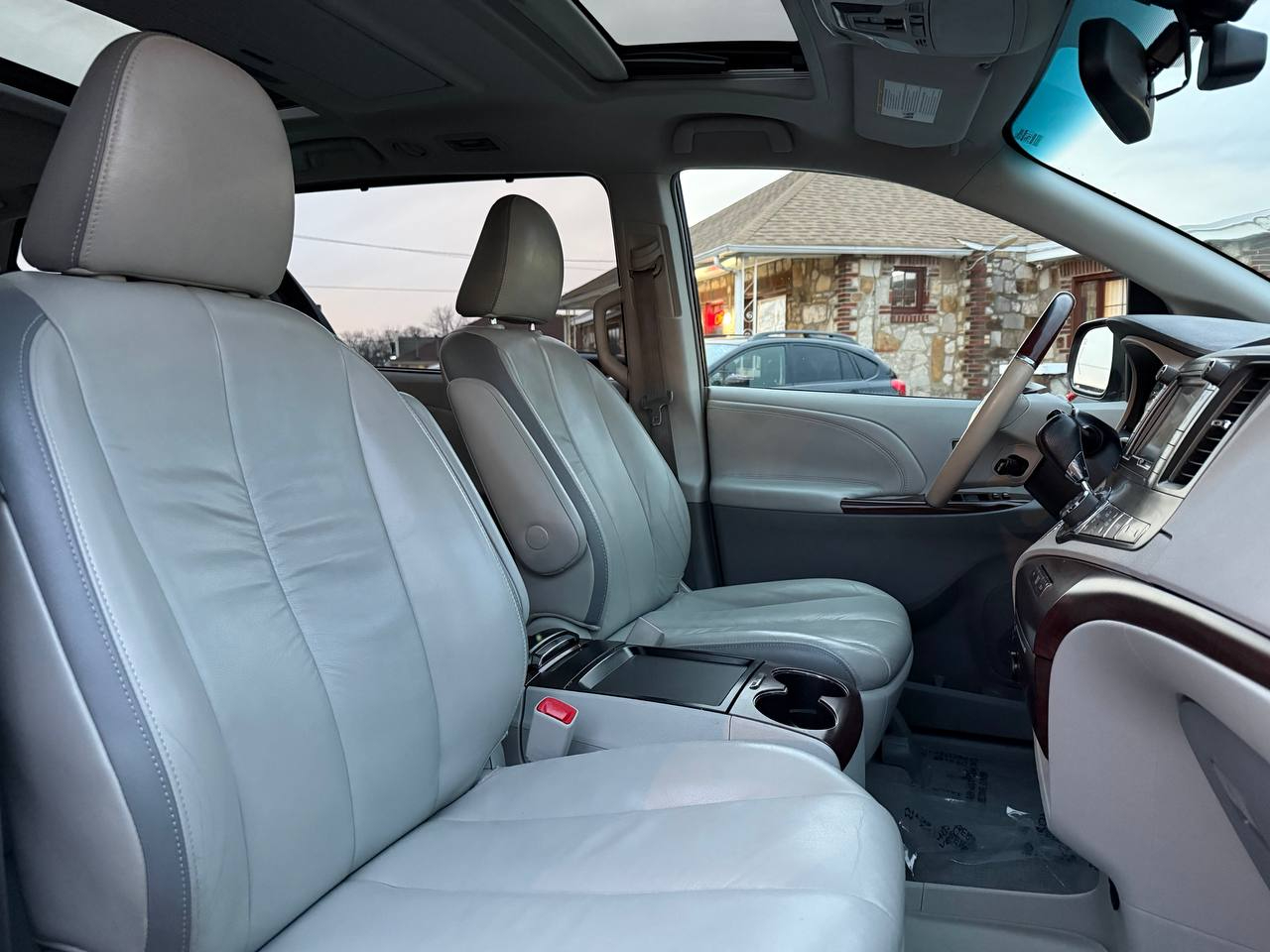 Toyota Sienna Limited 7-Pass V6 2011