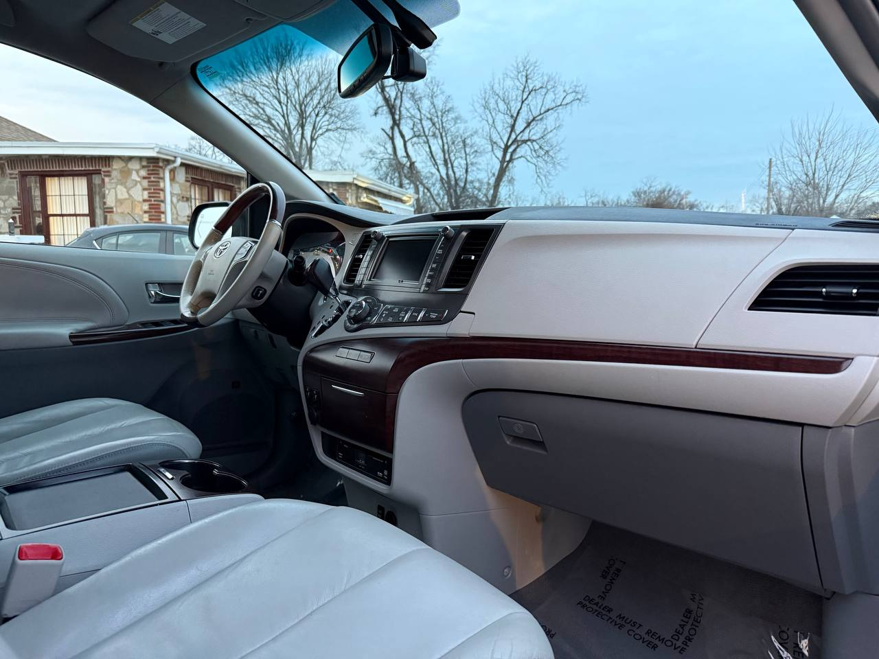 Toyota Sienna Limited 7-Pass V6 2011