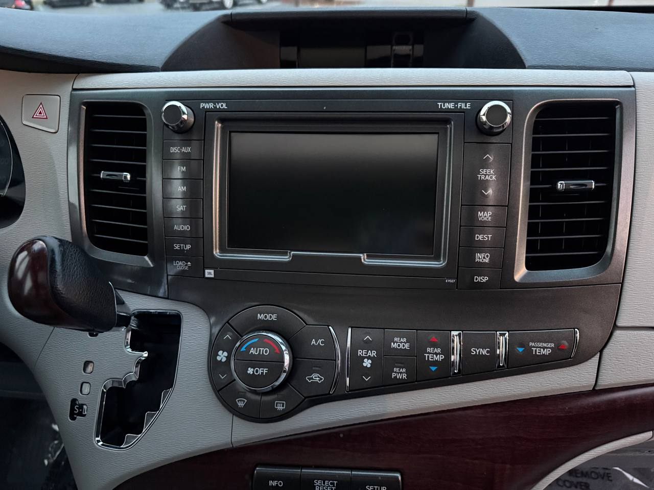 Toyota Sienna Limited 7-Pass V6 2011