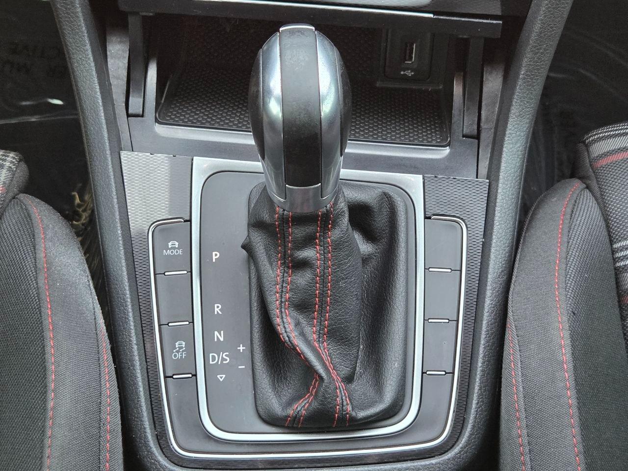 Volkswagen Golf GTI S 6A 4-Door 2017