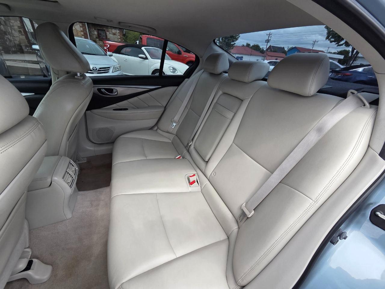 Infiniti Q50 Base 2015