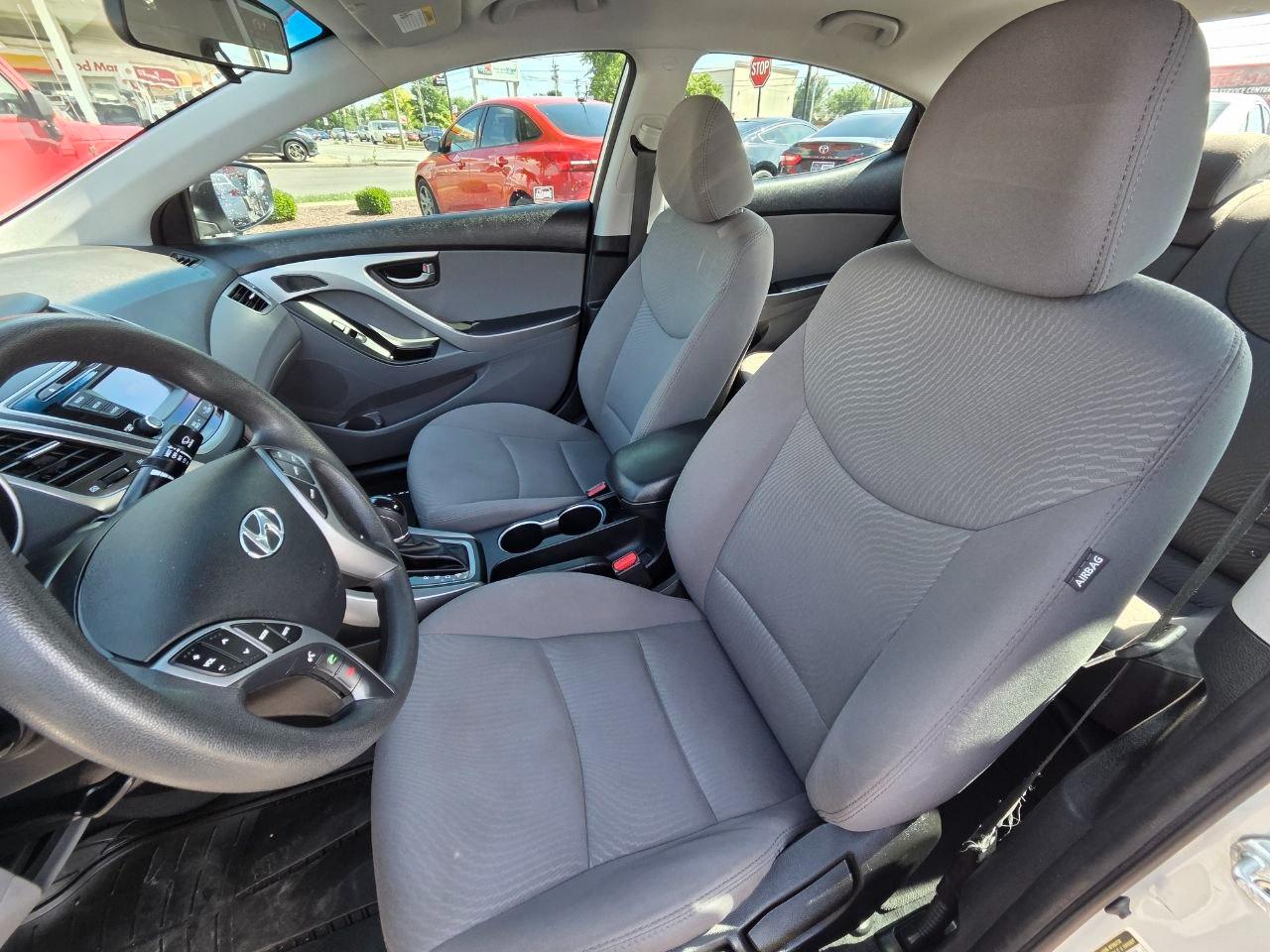 Hyundai Elantra SE 6AT 2016