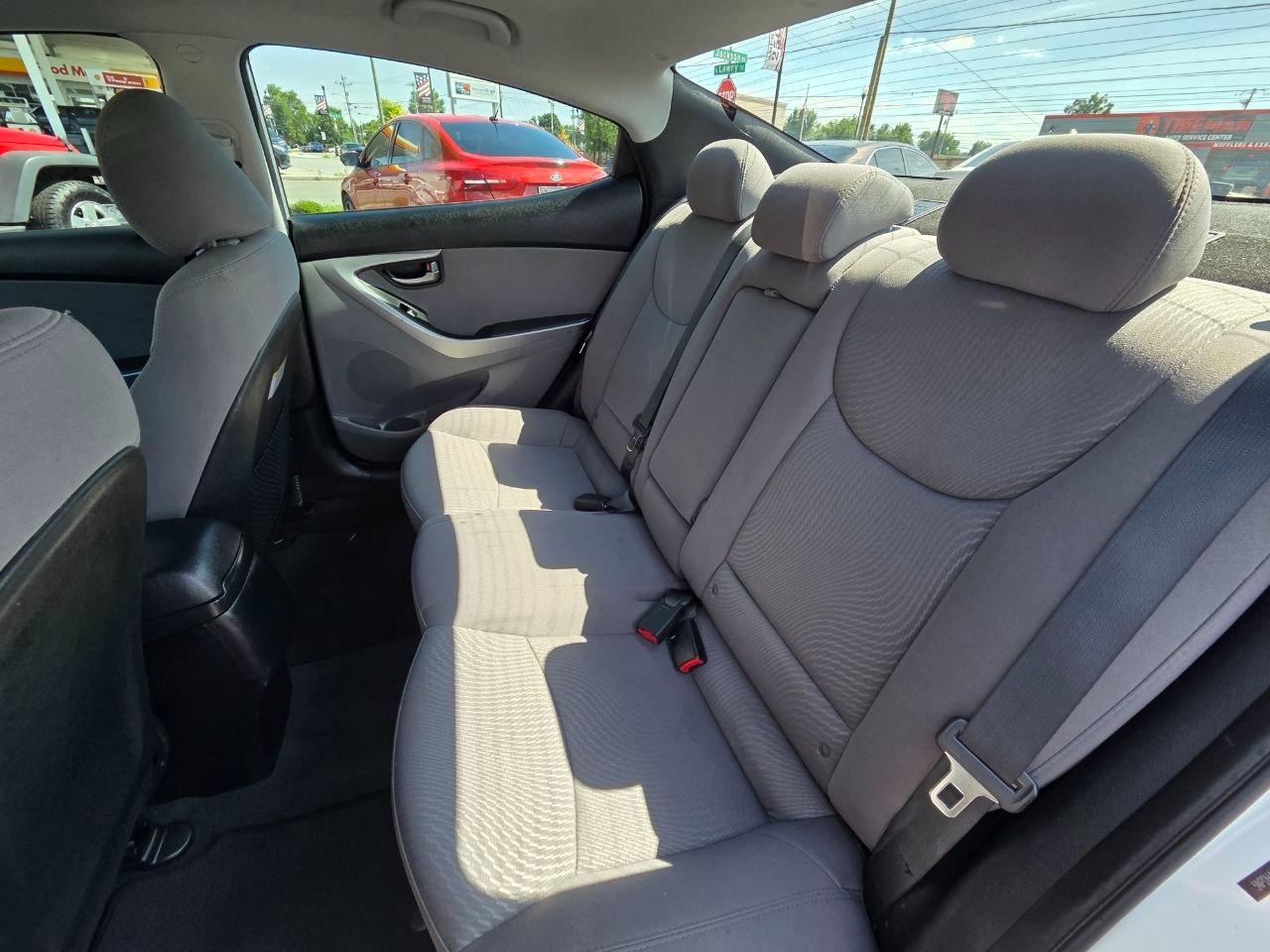 Hyundai Elantra SE 6AT 2016
