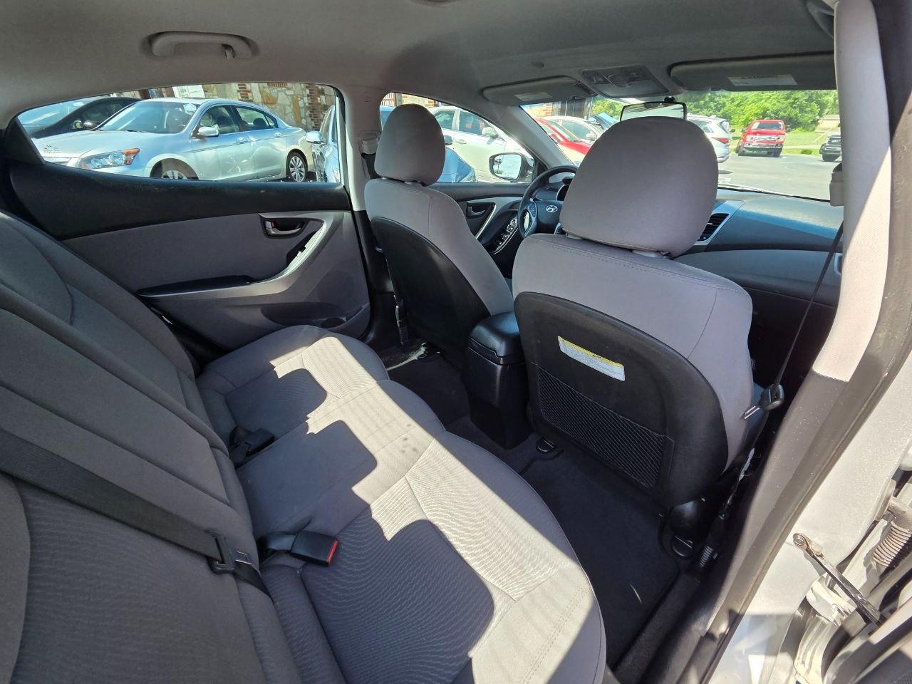 Hyundai Elantra SE 6AT 2016