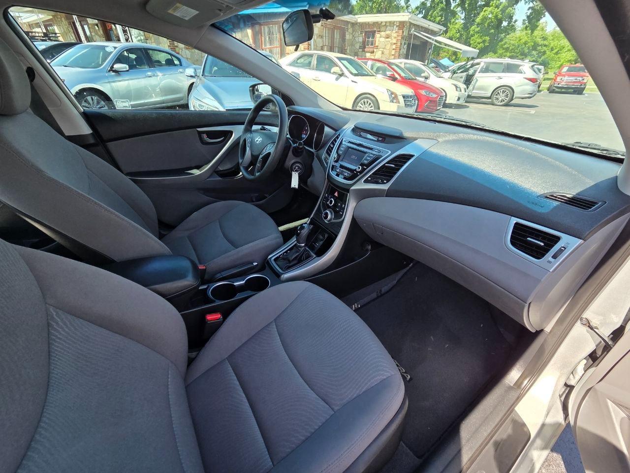 Hyundai Elantra SE 6AT 2016