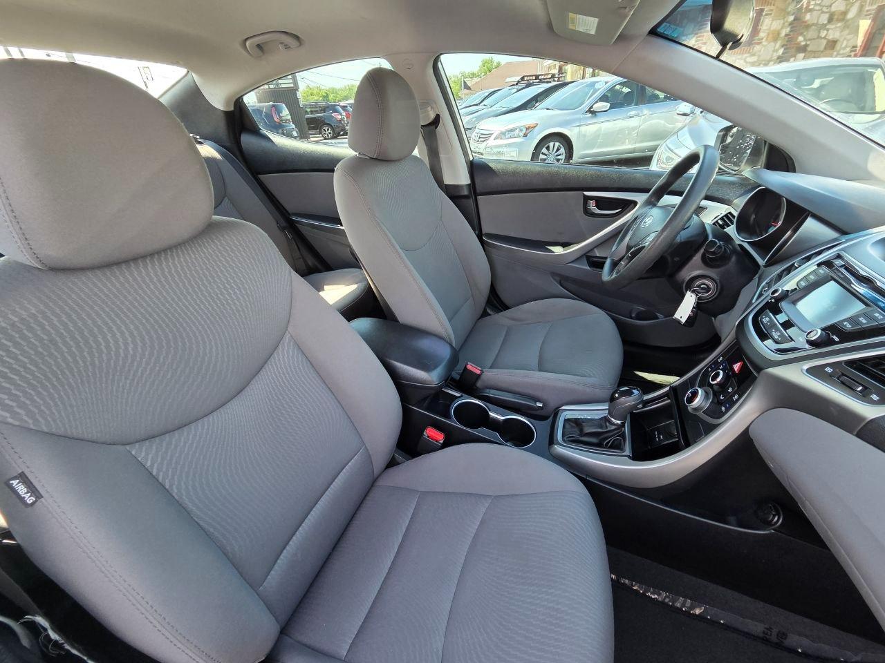 Hyundai Elantra SE 6AT 2016