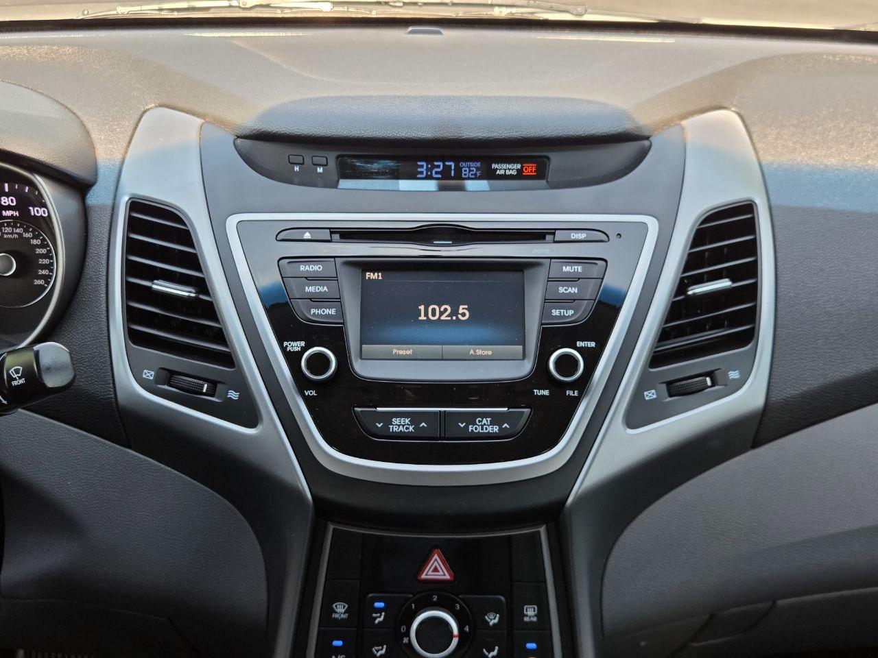 Hyundai Elantra SE 6AT 2016