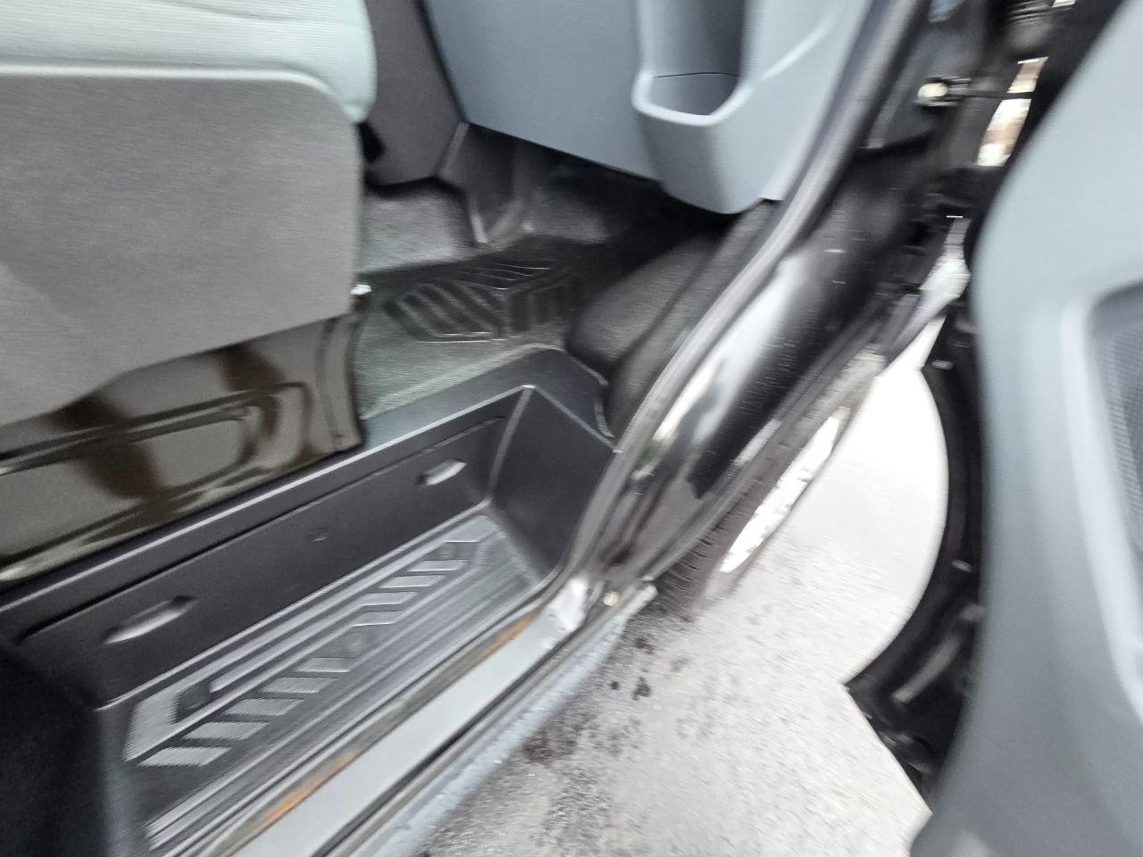 Ford Transit 250 Van Med. Roof w/Sliding Pass. 148-in. WB 2015