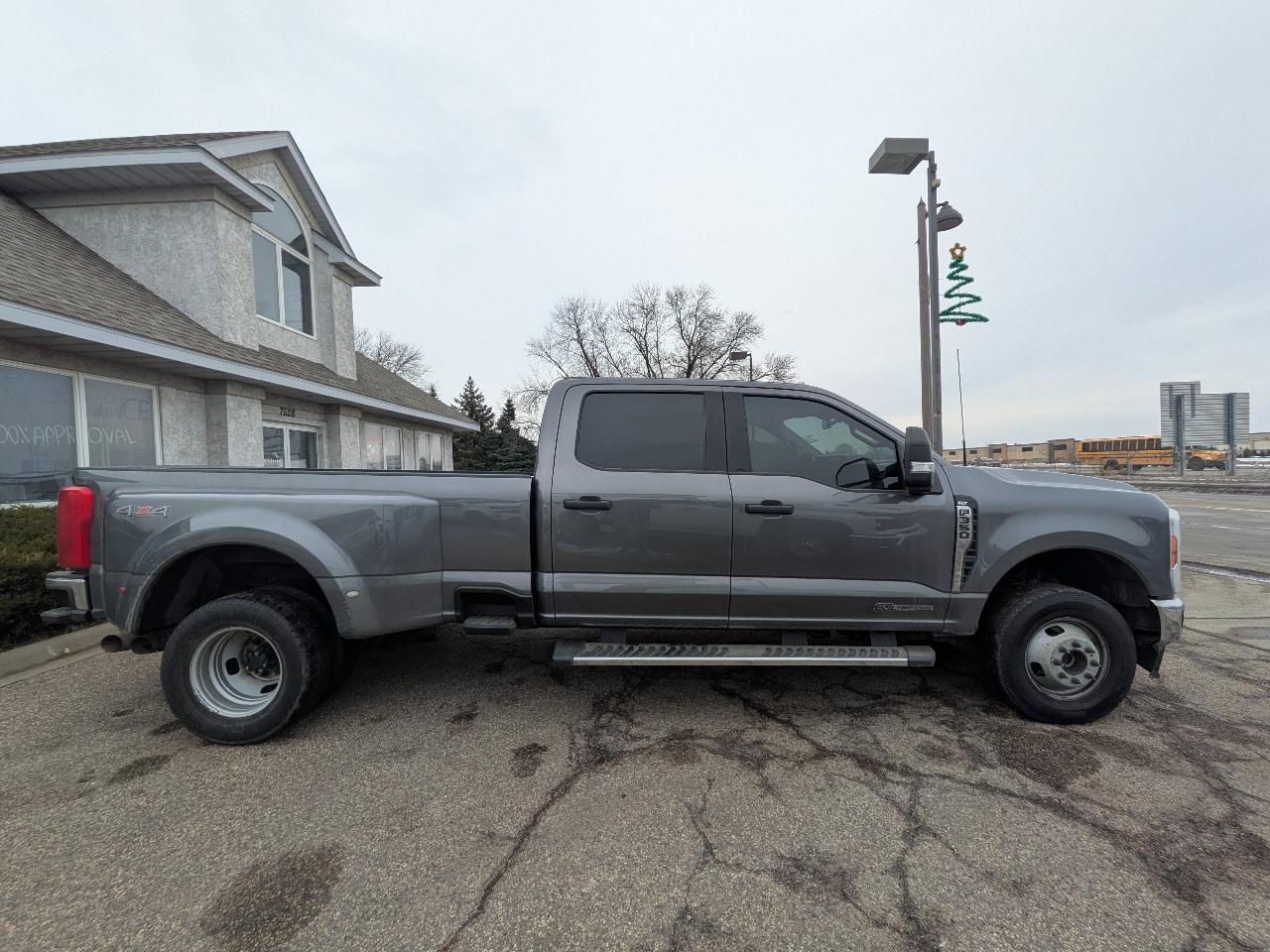 Ford Super Duty F-350 DRW XL 4WD Crew Cab 8' Box 2023