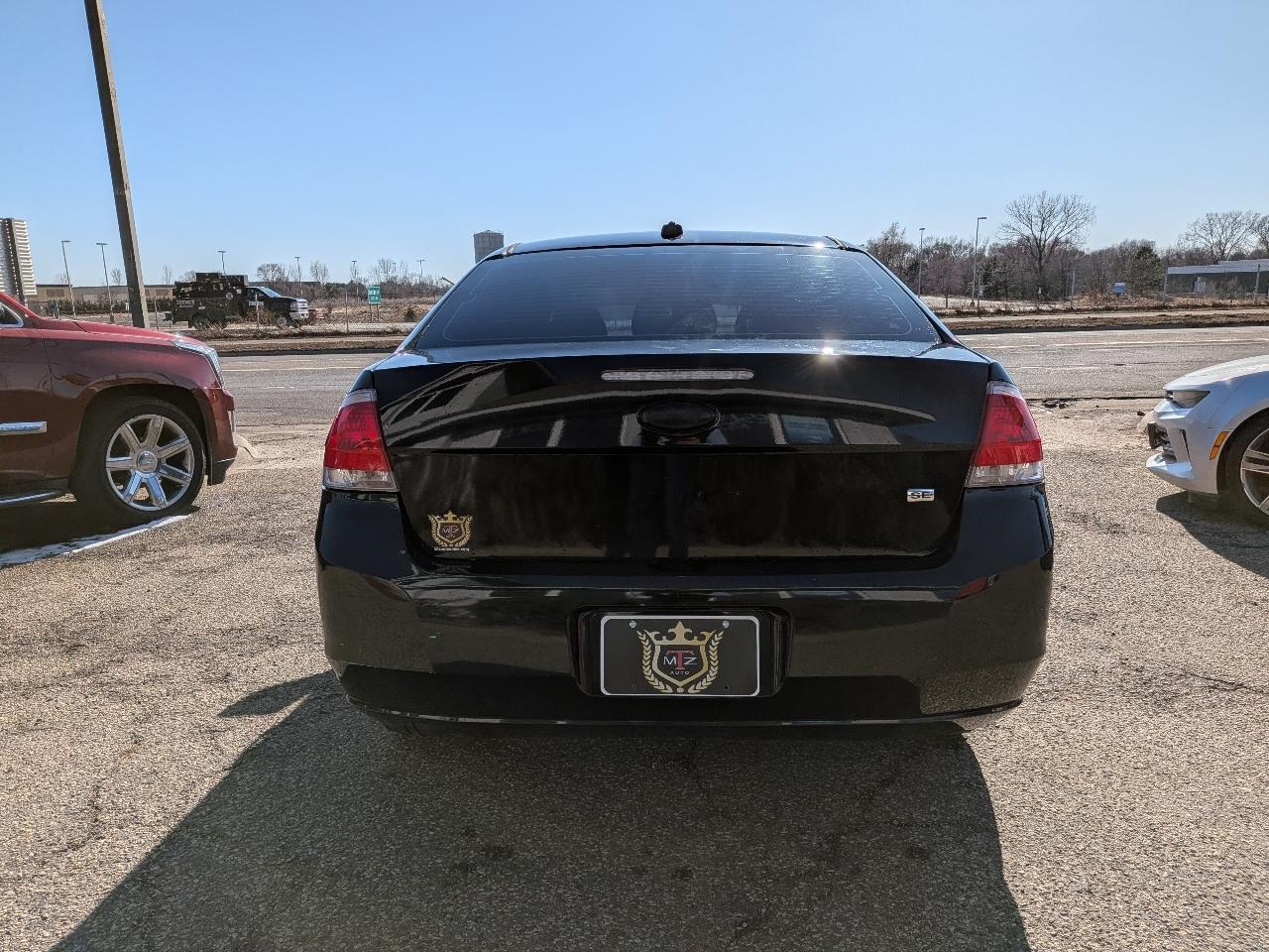 Ford Focus 4dr Sdn SE 2010