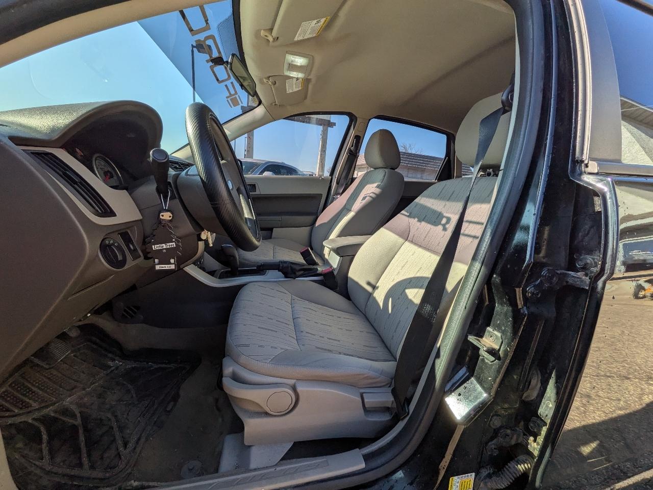 Ford Focus 4dr Sdn SE 2010