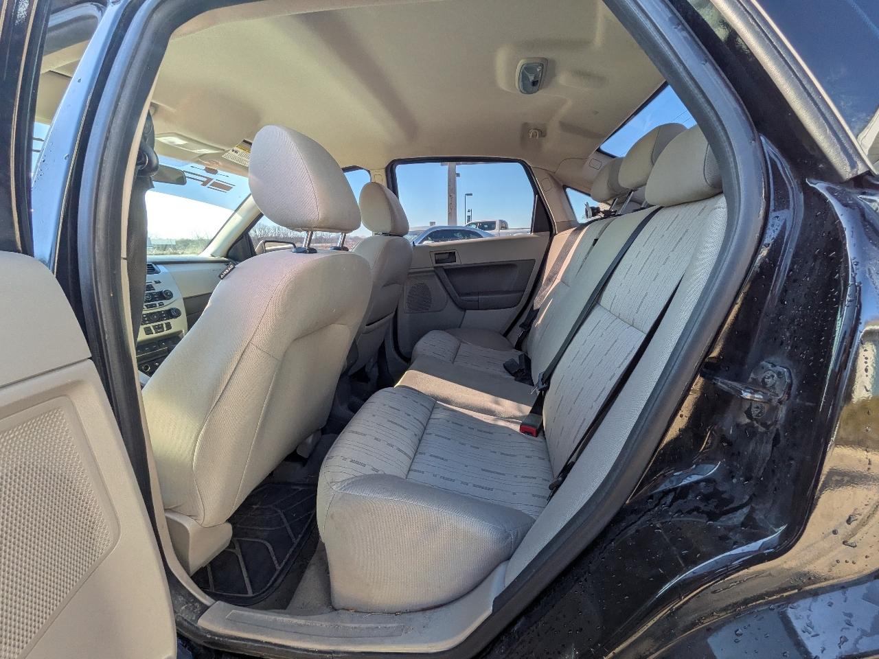 Ford Focus 4dr Sdn SE 2010