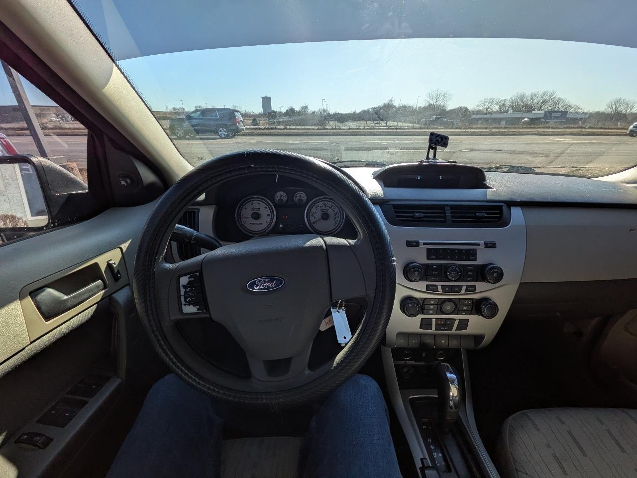 Ford Focus 4dr Sdn SE 2010