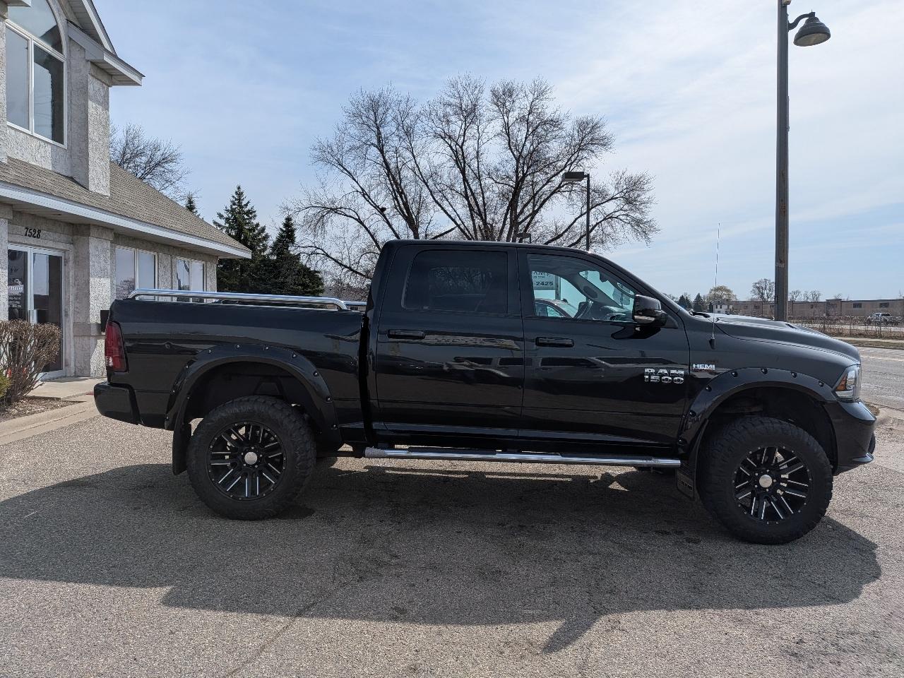 RAM 1500 4WD Crew Cab 140.5" Sport 2017