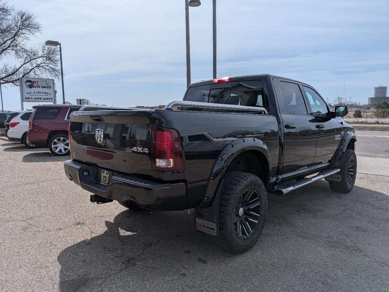 RAM 1500 4WD Crew Cab 140.5" Sport 2017