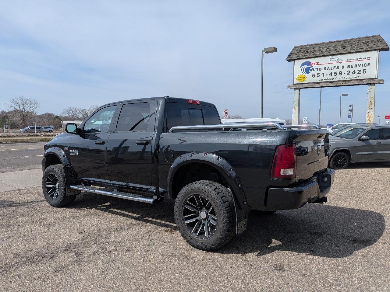 RAM 1500 4WD Crew Cab 140.5" Sport 2017