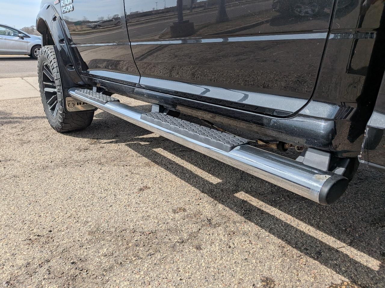 RAM 1500 4WD Crew Cab 140.5" Sport 2017