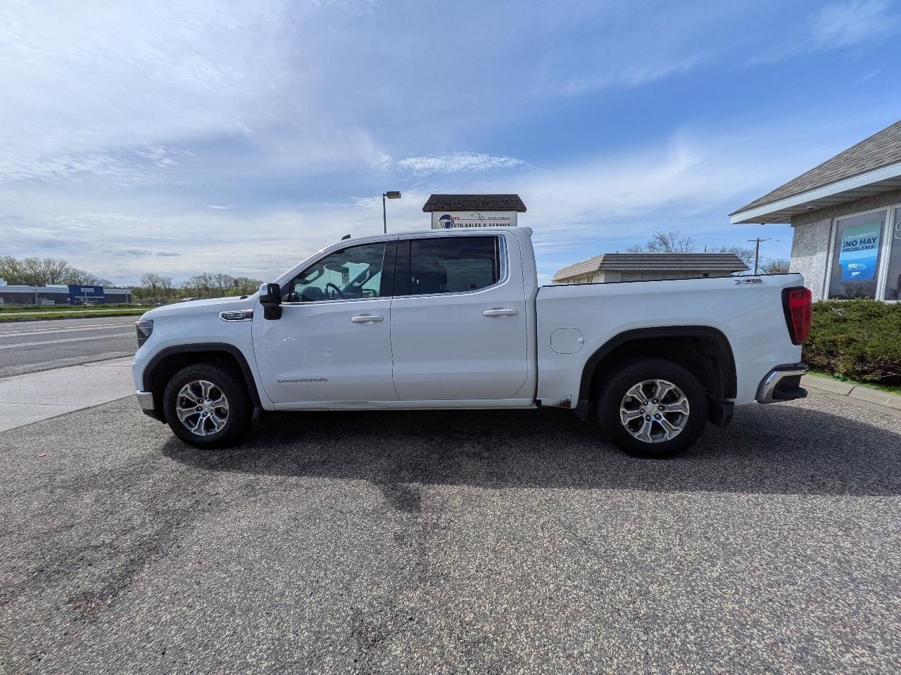GMC Sierra 1500 4WD Crew Cab 147" SLE 2023