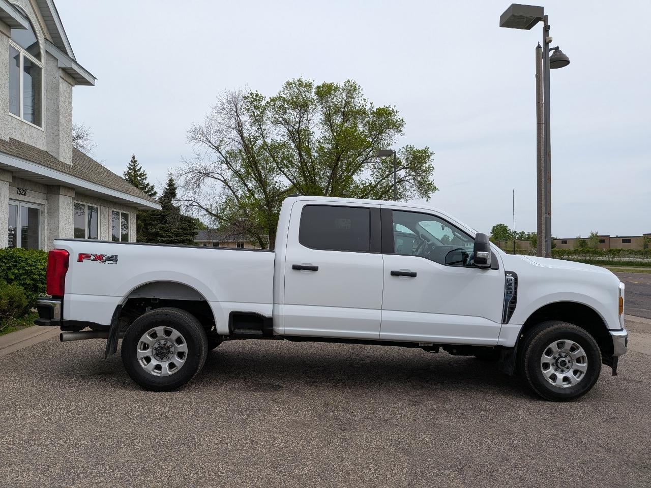 Ford Super Duty F-350 SRW XL 4WD Crew Cab 6.75' Box 2024