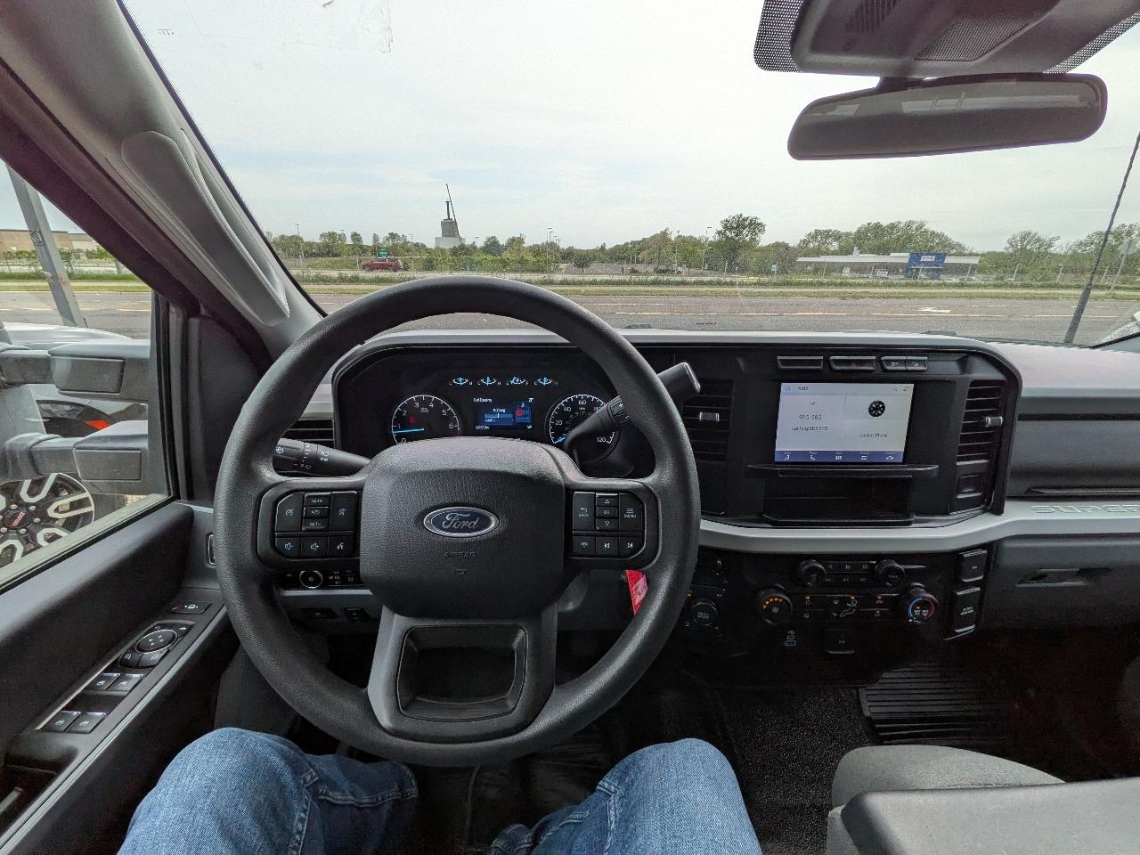 Ford Super Duty F-350 SRW XL 4WD Crew Cab 6.75' Box 2024