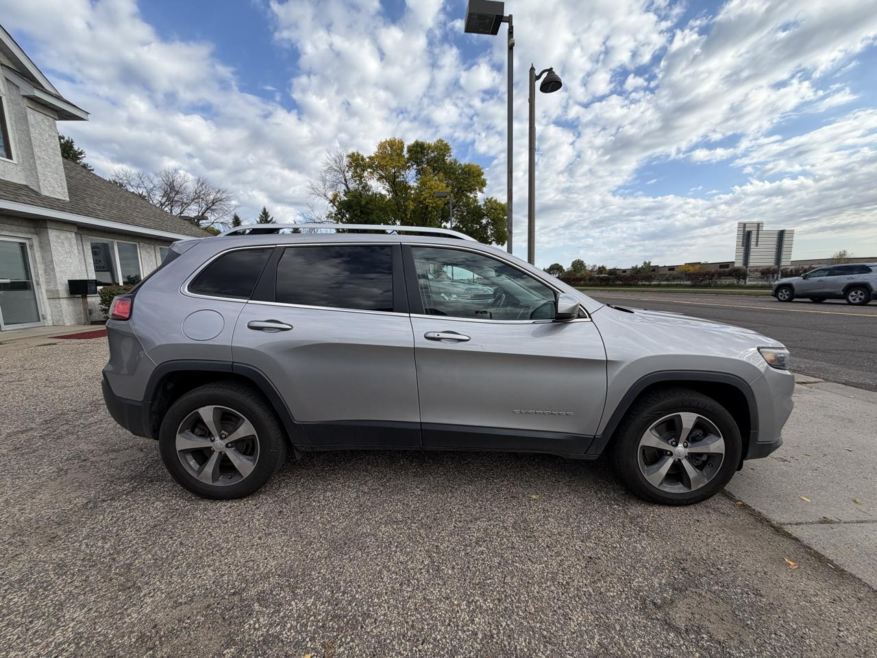 Jeep Cherokee photo 4