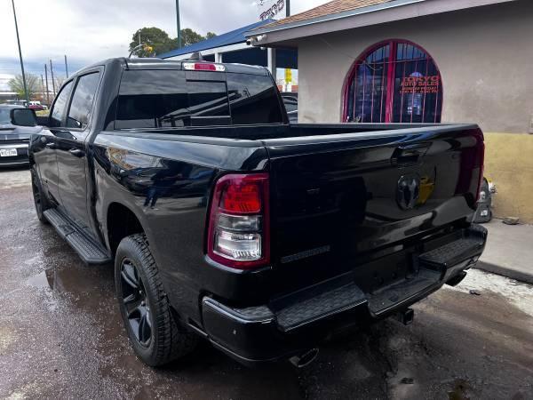 RAM 1500 Big Horn Crew Cab SWB 2WD 2022