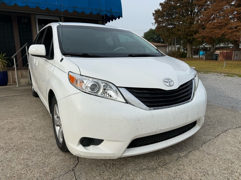Toyota Sienna LE 2011