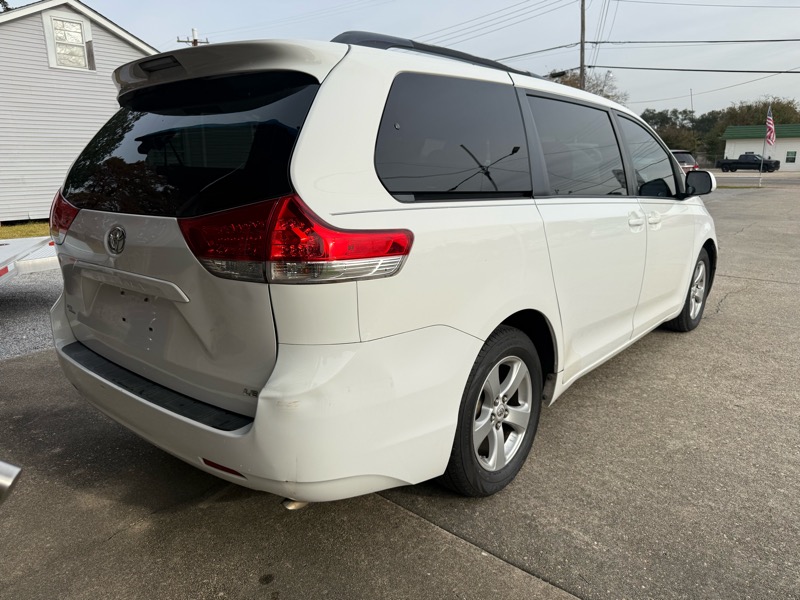 Toyota Sienna LE 2011