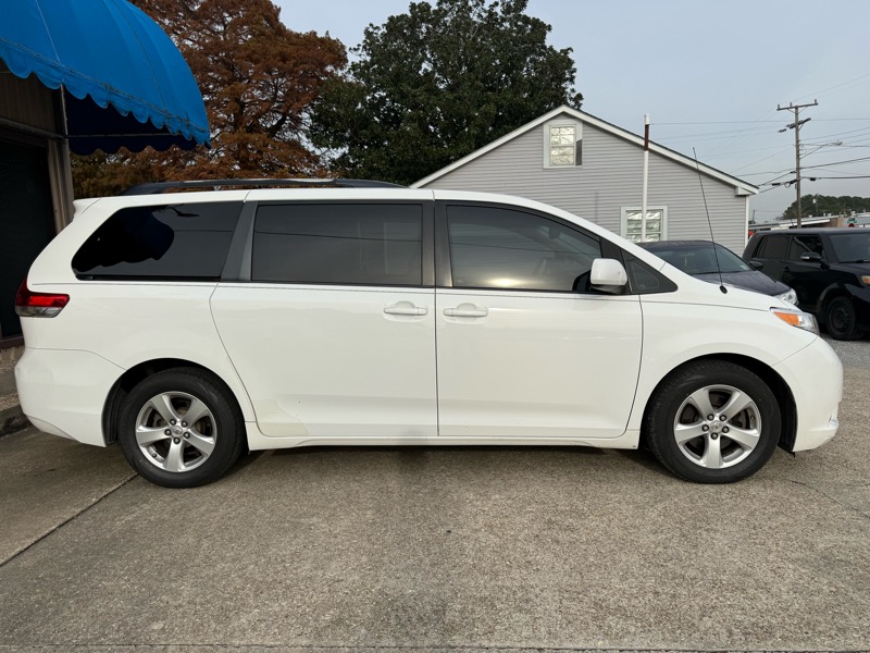 Toyota Sienna LE 2011