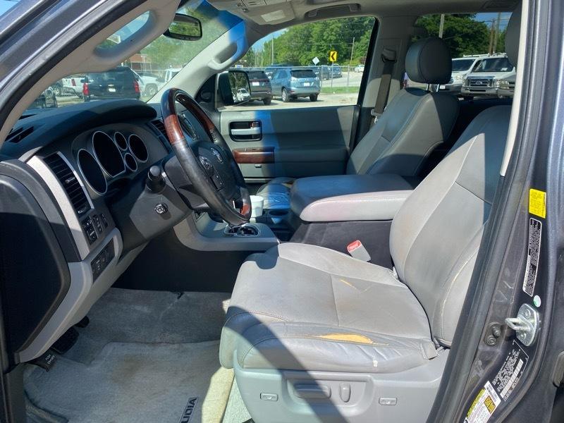 Toyota Sequoia Plantium 4WD 2011