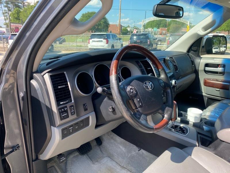 Toyota Sequoia Plantium 4WD 2011