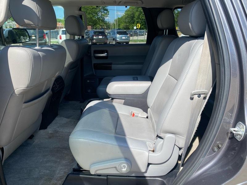 Toyota Sequoia Plantium 4WD 2011
