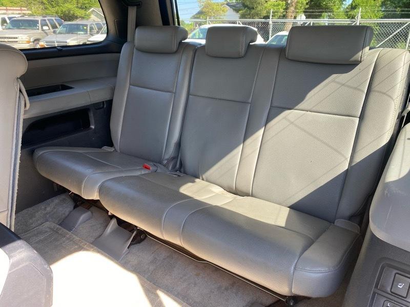 Toyota Sequoia Plantium 4WD 2011
