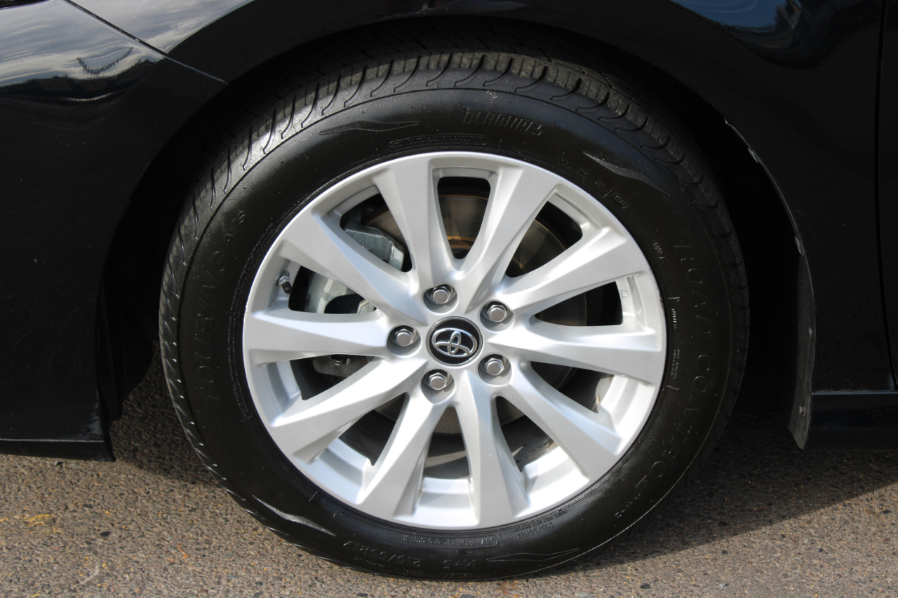 2019 Toyota Camry SE XLE photo 2