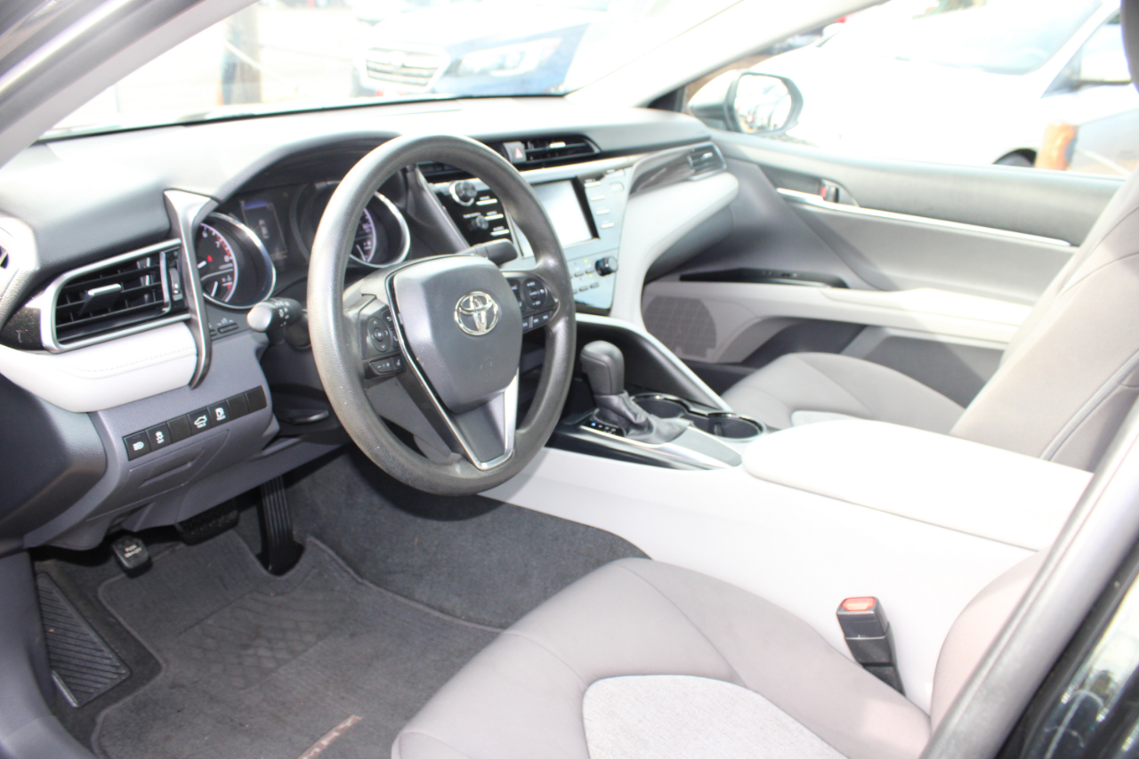 2019 Toyota Camry SE XLE photo 4