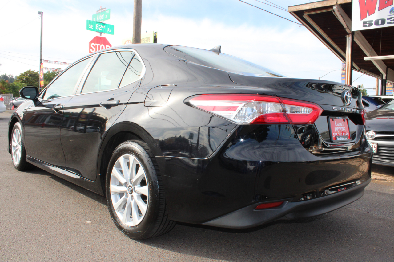 2019 Toyota Camry SE XLE photo 10