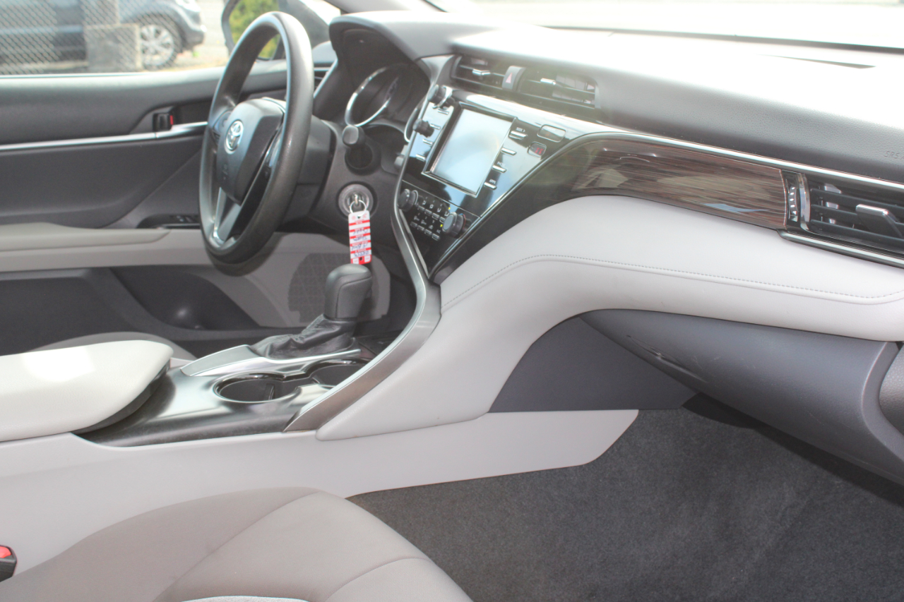 2019 Toyota Camry SE XLE photo 14