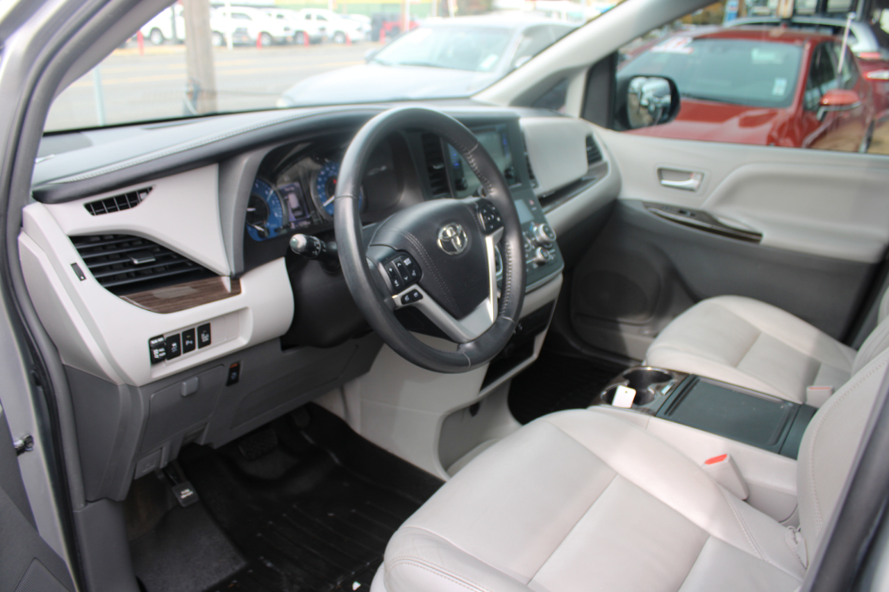 Toyota Sienna XLE 5D Wagon 8 Pass 2017 Toyota Sienna XLE 5D Wagon 8 Pass 2017